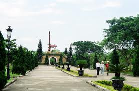 ទួរទេសចរណ៏ទៅទស្សនាទីលានប្រយុទ្ធចាស់នឹងយុទ្ធមិត្ត